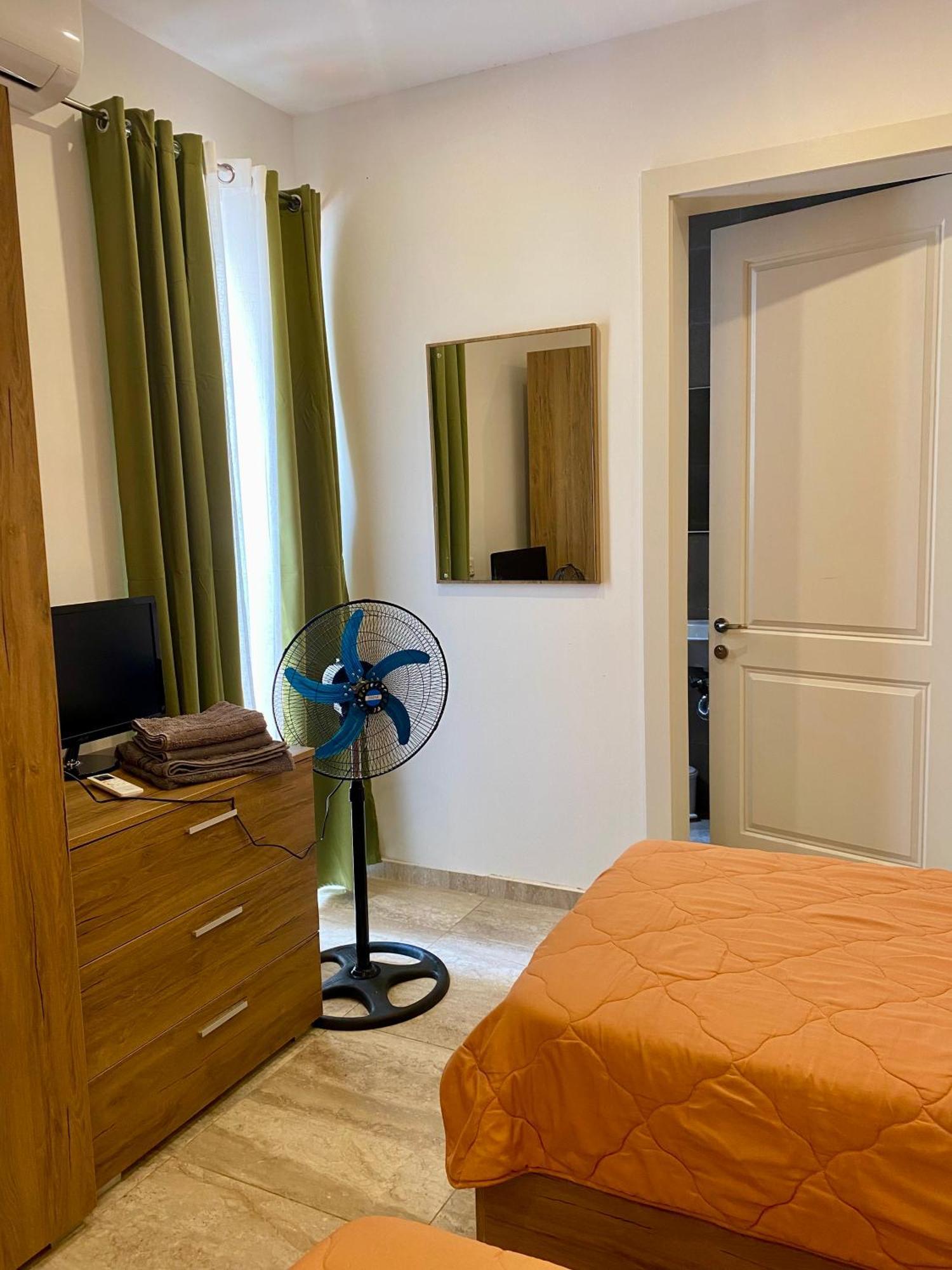 Beach House. Live, Experience Sea St. Paul's Bay Esterno foto